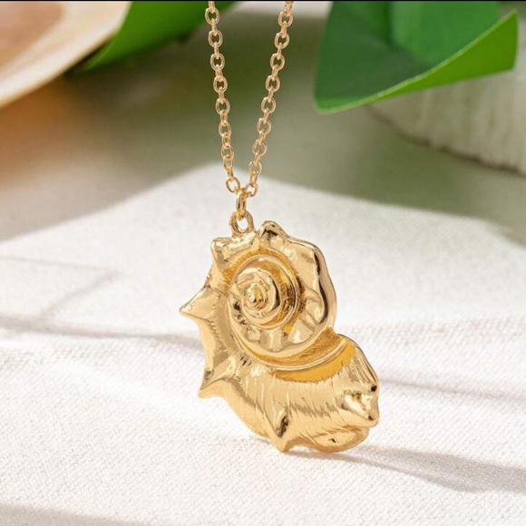 Golden Shell Necklace - Picture 4 of 7